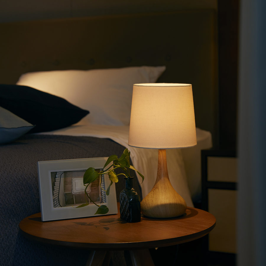 寝室の電気、つけたまま？それとも真っ暗派？睡眠時に適した照明の条件とは？